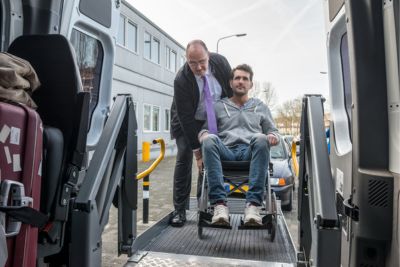 Personne en fauteuil roulant profitant d'un moyen de transport jusqu'à l'hôpital.