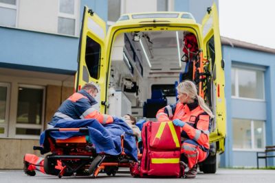 Personne atteinte d'obésité transportée en ambulance bariatrique.
