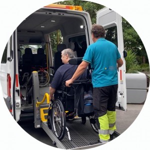 Chauffeur CAP Mobilité Namur accompagnant un bénéficiaire en fauteuil roulant vers un véhicule adapté TPMR