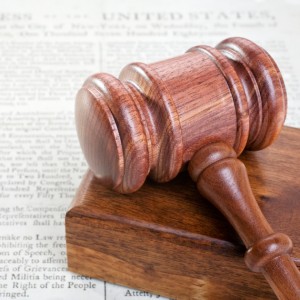 Marteau de justice symbolisant les droits des patients lors d'un transport en ambulance ou VSL en Wallonie