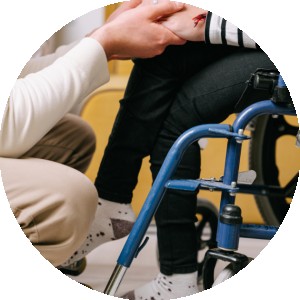 Chauffeur bénévole CAP Mobilité Namur accompagnant une personne âgée vers son véhicule de transport social Mobitwin