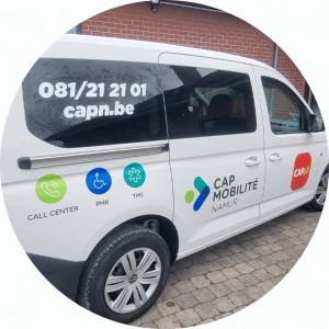 Véhicule adapté au transport PMR avec jambes tendues